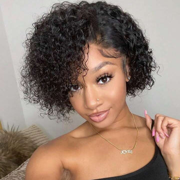 Perruque en dentelle 100 % cheveux humains bouclés Pixie avec raie sur le côté 13 x 4 x 1 T-Part 150 % de densité Couleur noire naturelle Jerry Curly pré-épilée avec des cheveux de bébé sans colle